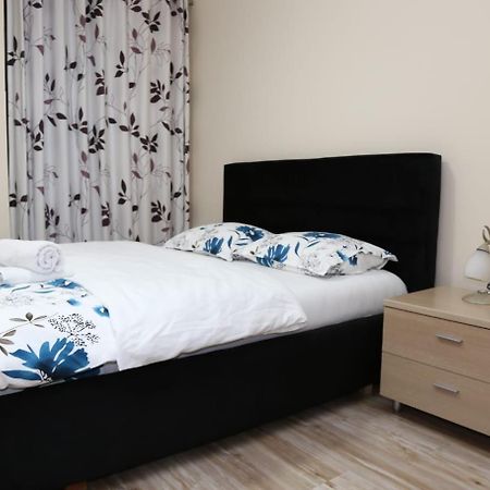 Ergi'S Host Apartment Тирана Екстер'єр фото