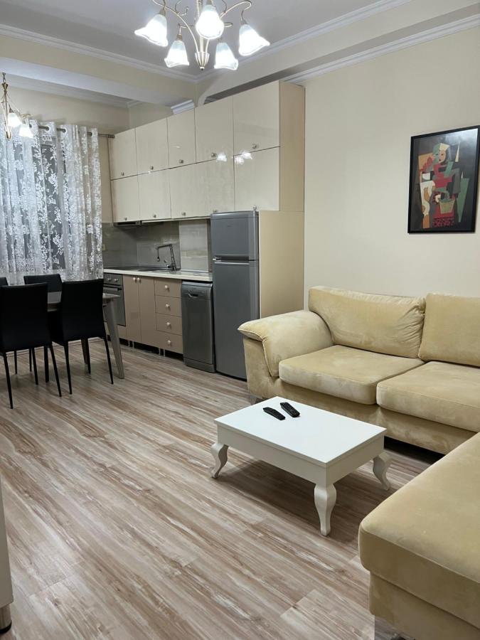 Ergi'S Host Apartment Тирана Екстер'єр фото