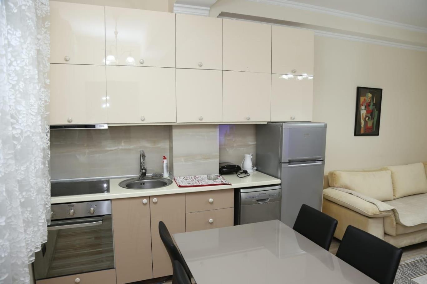Ergi'S Host Apartment Тирана Екстер'єр фото
