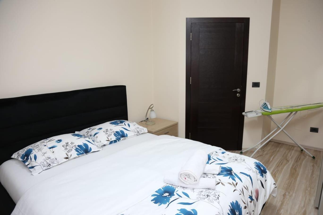 Ergi'S Host Apartment Тирана Екстер'єр фото